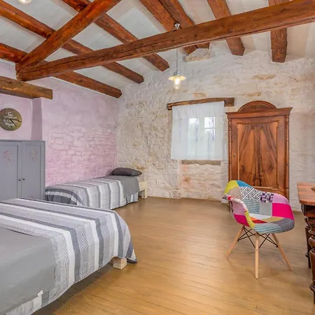 1 Bedroom Beautiful In דירה *