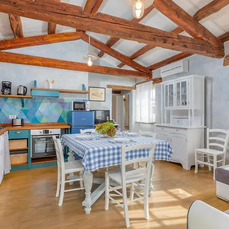 1 Bedroom Beautiful In Apartment *