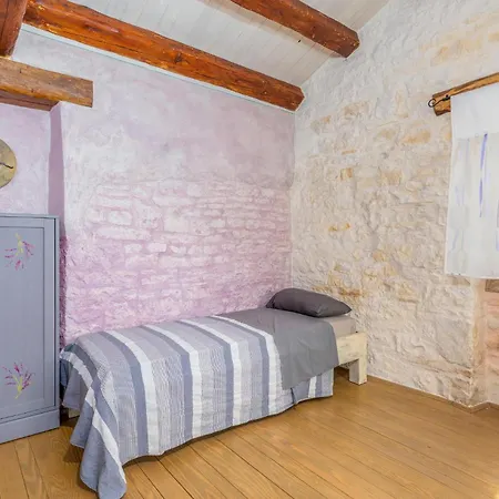 1 Bedroom Beautiful In דירה