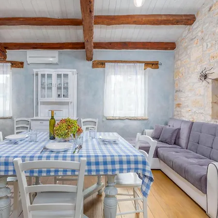 1 Bedroom Beautiful In Apartment *