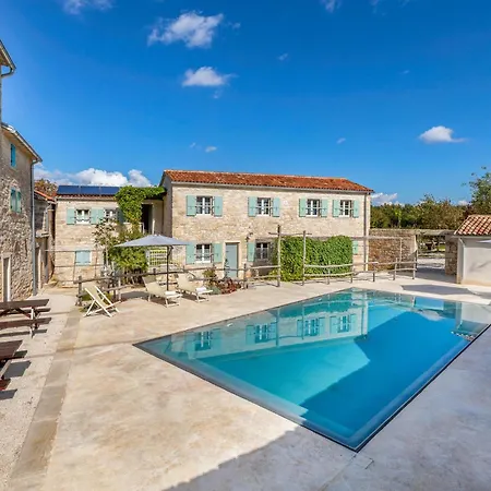 1 Bedroom Beautiful In דירה *